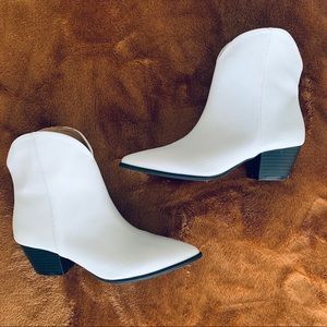 NWOT White Western Cowboy Faux Leather Boots 5.5